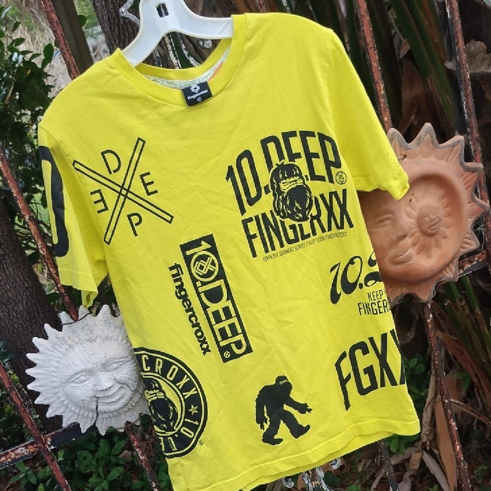 10. Deep Fingercroxx Men's Graphic T-shirt Medium
